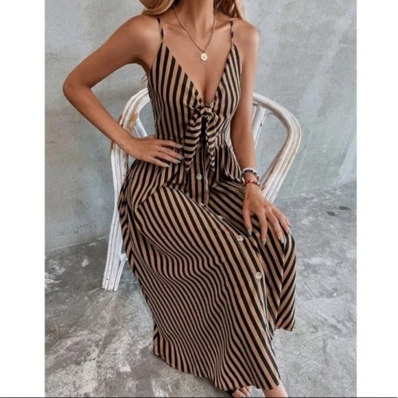 Striped peekaboo knot front cami dress - Picture 2 of 7